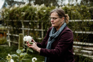 Moeder plukt bloemen