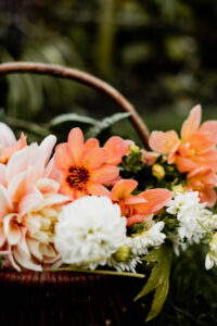 De geplukte bloemen liggen in een mand