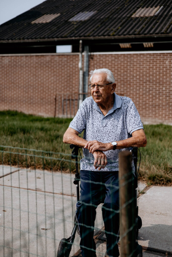 Meneer kijkt naar de dieren op de zorgboerderij - Dementie