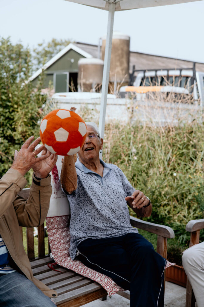 Ouderen hebben plezier met balspel op de zorgboerderij
