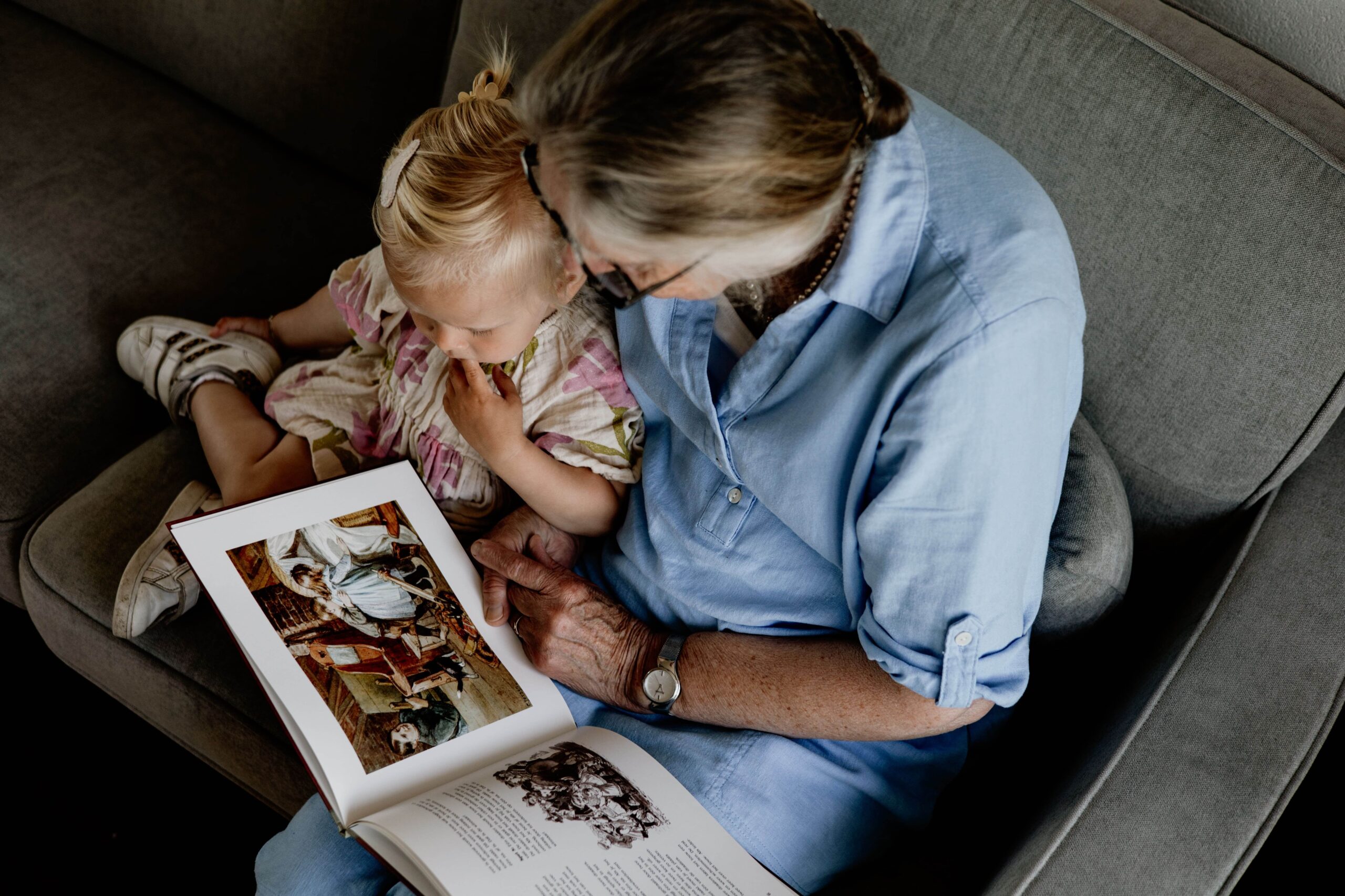 Oma leest een boekje voor