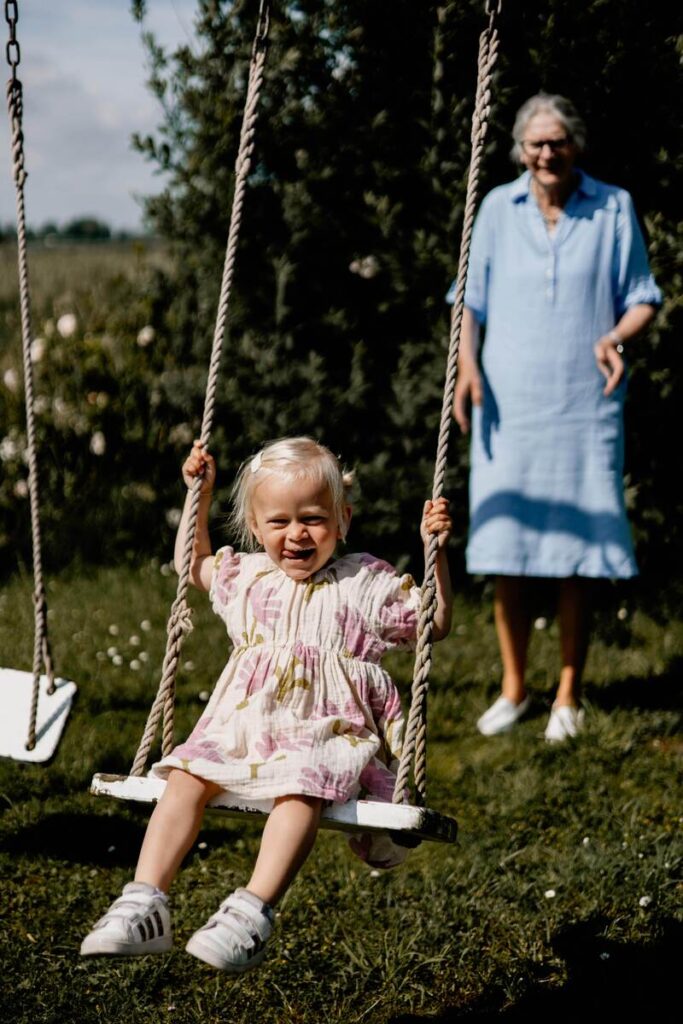 Fotoshoot van een oppasdag bij oma - buiten spelen