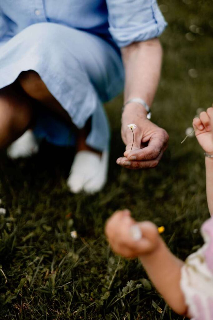 Fotoshoot van een oppasdag bij oma - bloemen plukken