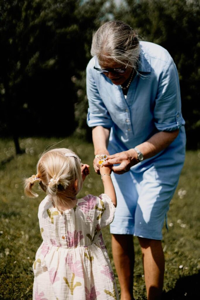Fotoshoot tijdens een oppasdag bij oma - bloemen plukken