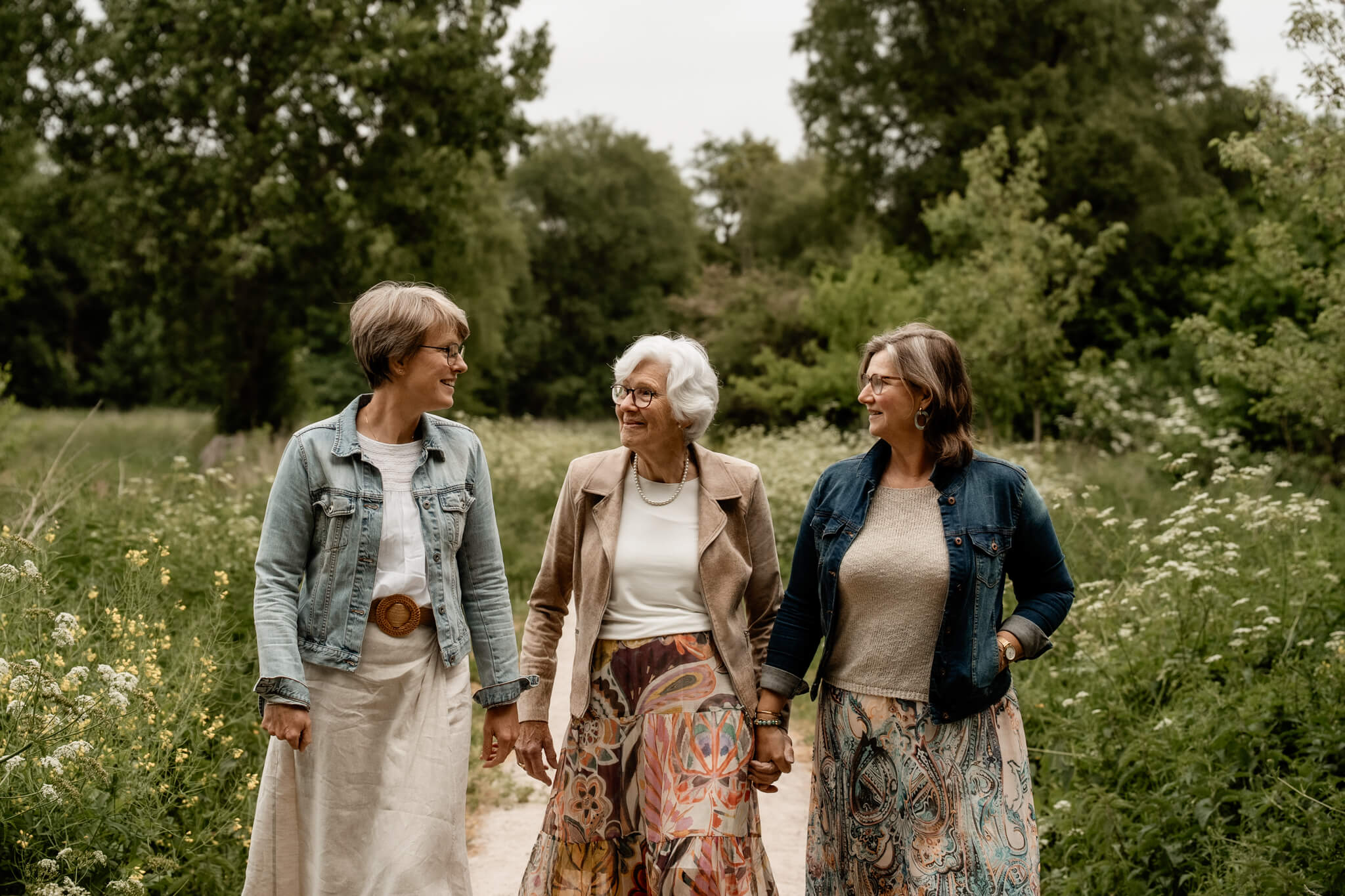 Generatiefoto met oma en dochters wandelend in het Loetbos