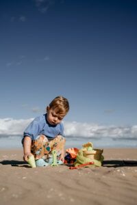 Day in the life fotografie_Peuter spelend op het strand