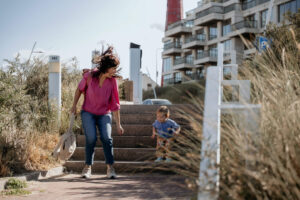 Day in the life fotografie_Moeder en zoon springen van een trapje