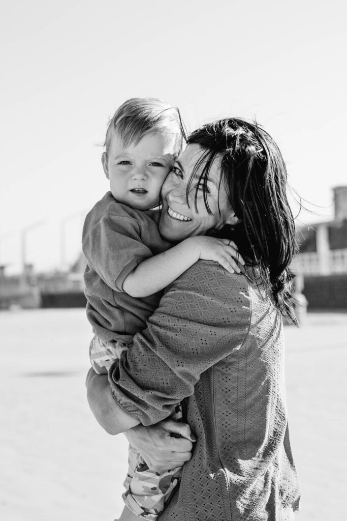 Day in the life fotografie_Moeder en zoon op het strand