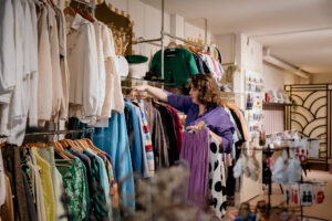 Brandingfotografie voor creatief ondernemer Julië in haar winkel Atelier Zaterdag