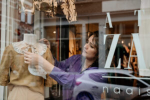 Brandingfotografie voor creatief ondernemer Julië in haar winkel Atelier Zaterdag