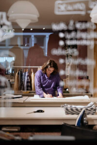 Brandingfotografie voor creatief ondernemer Julië in haar winkel Atelier Zaterdag