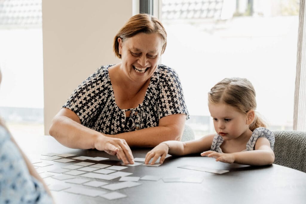 Fotoshoot vier generaties met overgrootmoeder, oma, moeder en dochter