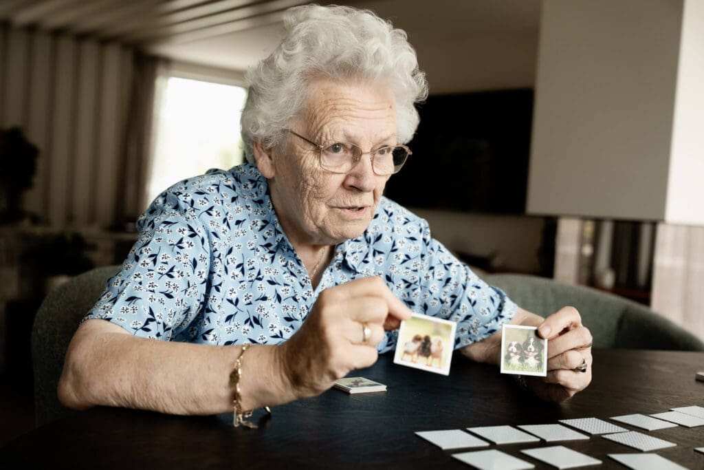 Fotoshoot vier generaties met overgrootmoeder, oma, moeder en dochter.