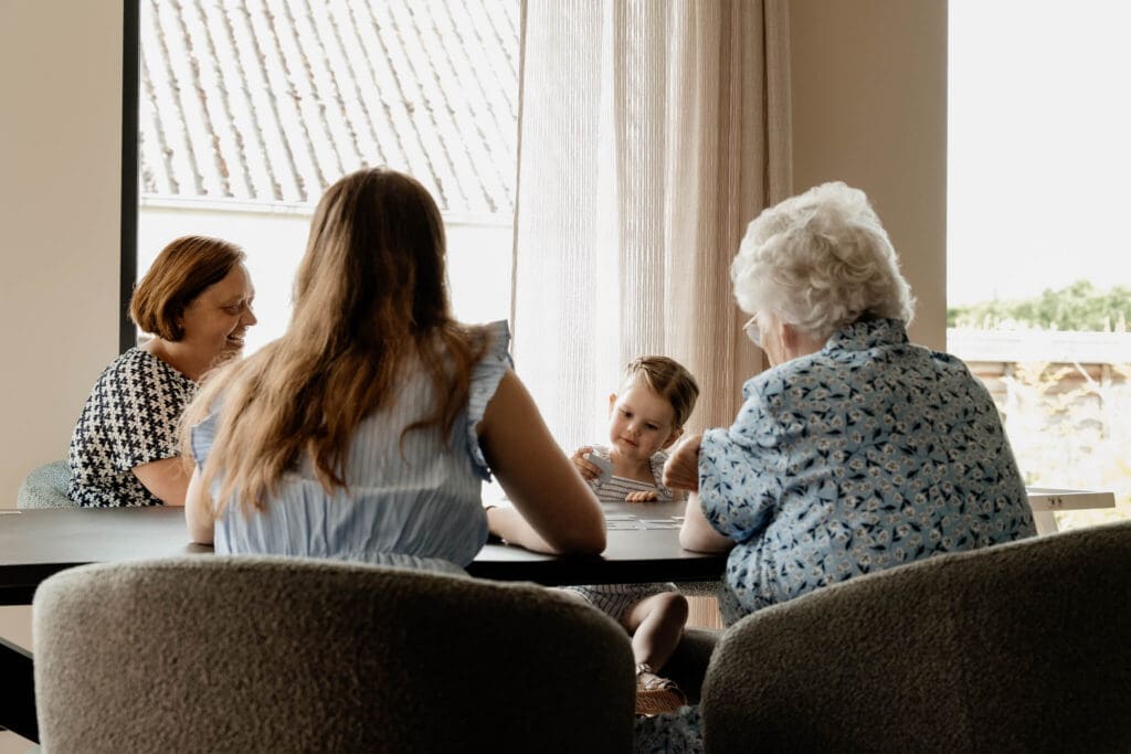 Fotoshoot vier generaties met overgrootmoeder, oma, moeder en dochter.