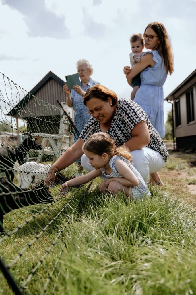 Fotoshoot vier generaties met overgrootmoeder, oma, moeder en dochter.