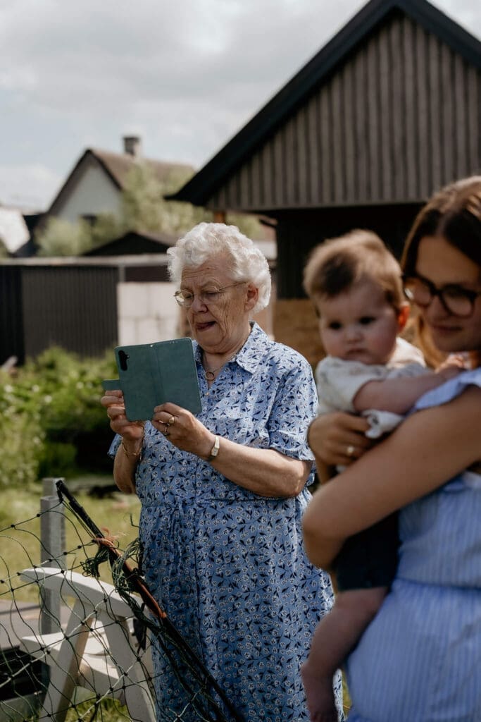 Fotoshoot vier generaties met overgrootmoeder, oma, moeder en dochter.