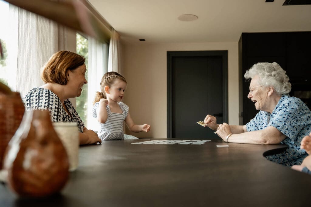 Fotoshoot vier generaties met overgrootmoeder, oma, moeder en dochter.